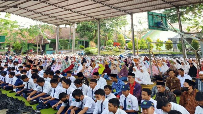 
					Tragedi Kanjuruhan, Ribuan Pelajar Madrasah Gelar Salat Ghaib