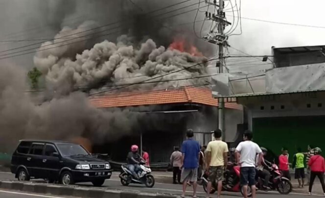 
					Ditinggal Umroh, Gudang dan Rumah di Sukorejo Hangus Dilalap Api