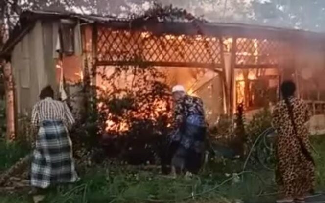 
					Gudang Kerajinan Bambu di Krucil Terbakar, Diduga Akibat Konsleting Listrik