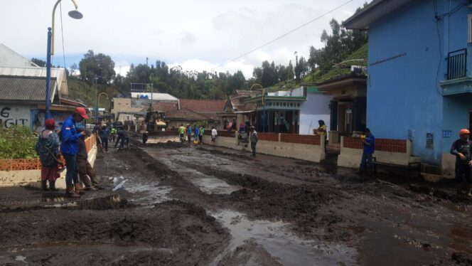 
					Pemukiman Suku Tengger Lumajang Diterjang Banjir Bandang, Akses ke Malang Ditutup