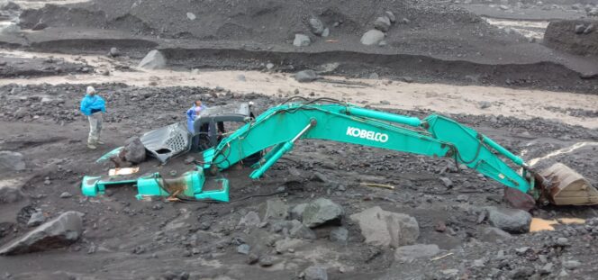 
					Sungai Lereng Semeru Meluap, 2 Eskavator Terseret Lahar