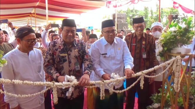 
					DIRESMIKAN: Wakil Bupati Probolinggo, Timbul Prihanjoko, saat meresmikan gedung PLHUT Kankemenag Kab. Probolinggo. (foto: Ainul Jannah)