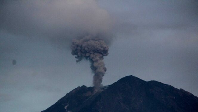 
					Aktivitas Vulkanik Gunung Semeru Meningkat