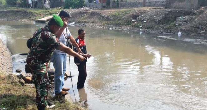 
					PELURU: Anggota TNI-Polri meninjau lokasi temuan peluru di Sungai Gembong Kota Pasuruan. (foto: Moh. Rois).