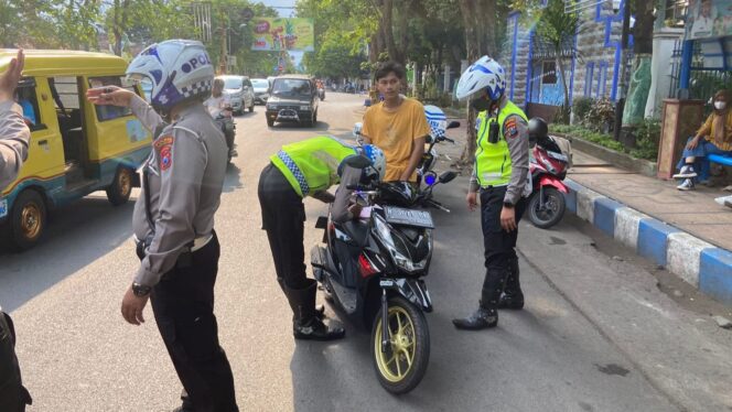 
					Jelang Tilang Elektronik,  Ditemukan Pemotor Lepas Pelat Nomor