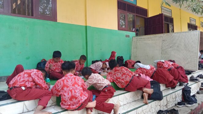 
					Ruang Kelas SDN 1 Gerongan Rusak, Siswa Belajar di Teras Sekolah