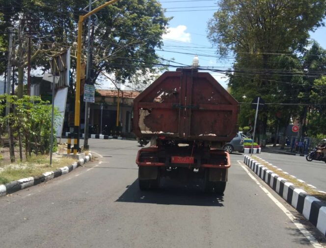 
					Bak Truk Sampah Jebol, DLH Lumajang Tetap Operasikan