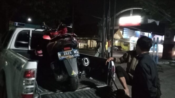 
					Ngebut, PCX Hantam Truk, Pengemudi Tewas