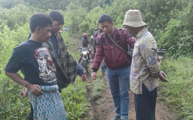 
					CURI MOTOR: Polisi saat menangkap maling motor yang ternyata mantan perangkat desa. (foto: Hafiz Rozani).