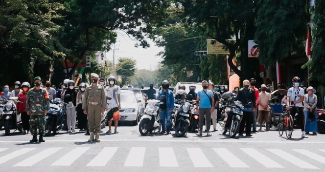 
					Sambut Hari Pahlawan, Penguna Jalan di Lumajang Heningkan Cipta 60 Detik 