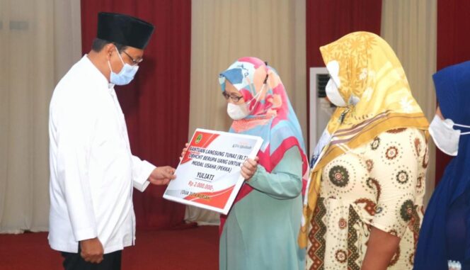 
					BANSOS: Walikota Pasuruan, Gus Ipul, saat menyerahkan bansos pada perempuan buruh pabrik rokok dan para perempuan kepala keluarga. (foto: Diskominfo Kota Pasuruan).