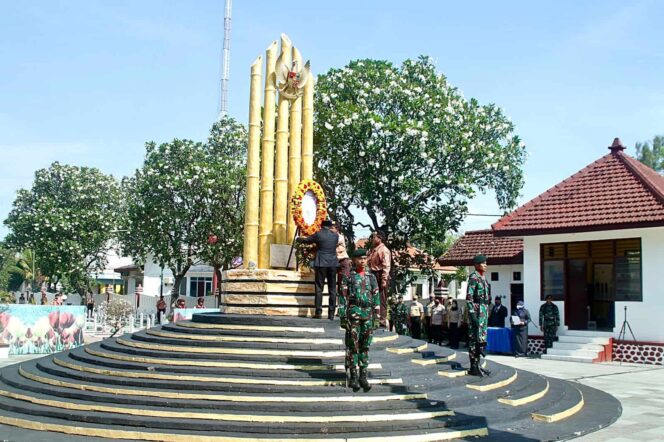 
					KHIDMAT: Suasana upacara memperingati Hari Pahlawan di TMP Kota Pasuruan, Kamis (10/11/22) pagi. (foto: Diskominfo Kota Pasuruan).