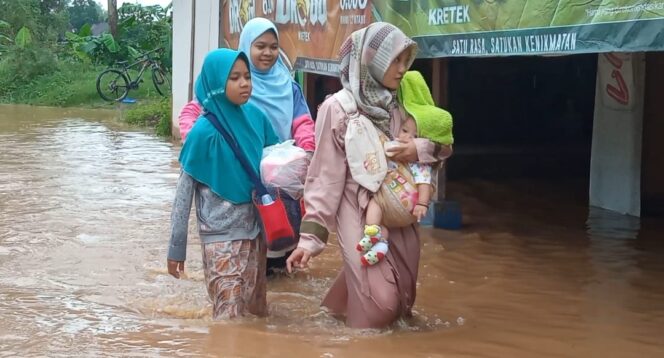 
					Banjir Terjang 2 Kecamatan di Pasuruan, Pemukiman Terendam Lumpur 