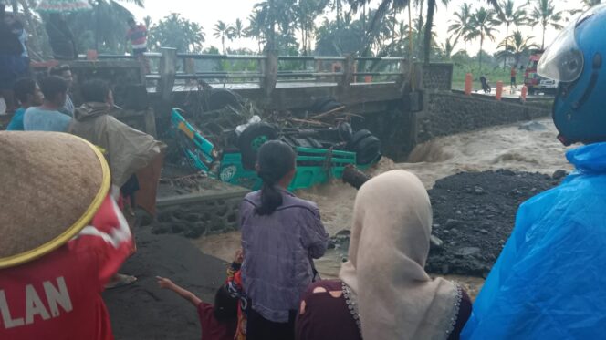 
					Truk Pasir Terseret Lahar Semeru, Begini Kronologisnya