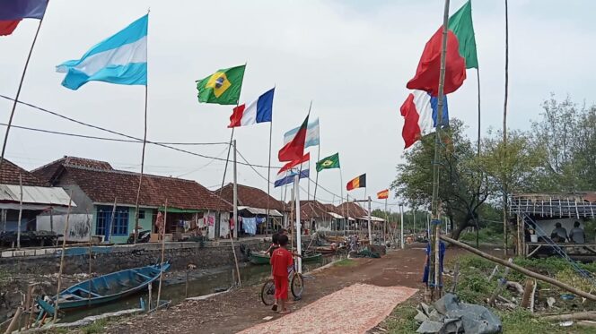 
					Serunya Kampung Bola di Pasuruan, Bendera Negara Peserta Piala Dunia Bertebaran