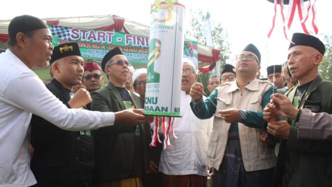 
					Kirab Panji 1 Abad NU, 30 Ribu Nahdliyin Jalan Sehat Bersarung Bareng Kiai