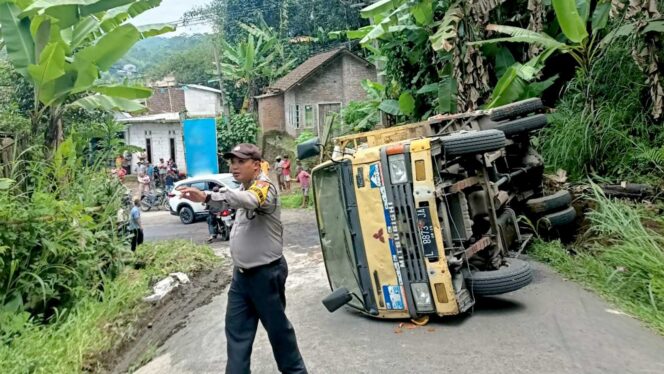 
					Overload, Truk Muatan Bata Putih Terguling di Tiris