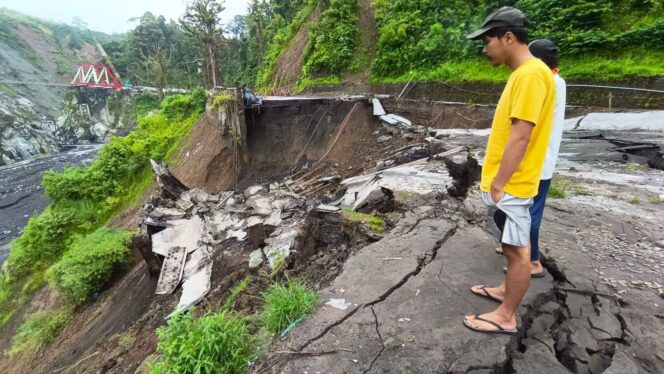 
					LONGSOR: Kondisi jalur piket nol Lumajang pasca terjadi tanah longsor. (foto: Asmadi)