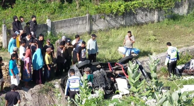 
					Ngebut, Pikap Guling di Tol Paspro, Sopir Meninggal