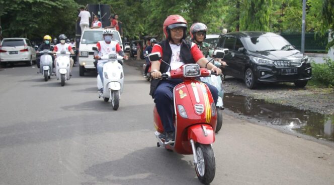 
					SOSIALISASI: Wabup Probolinggo, Drs. H.A. Timbul Prihanjoko saat kampanye penggunaan sepeda listrik, Selasa, 15 November 2022. (foto: Ainul Jannah).