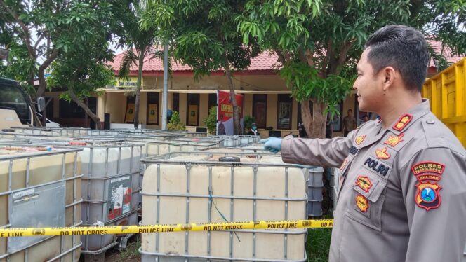 
					Jelang Akhir Tahun, Polres Probolinggo Bongkar Penimbunan Solar 31 Ribu Liter