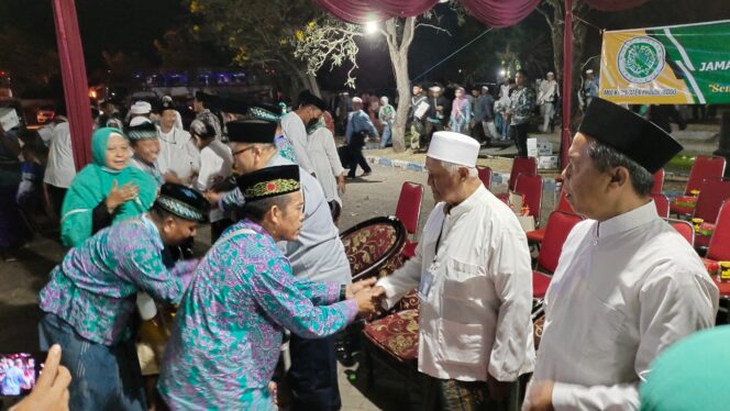 
					PULANG: Jamaah Haji asal Kab. Probolinggo tiba di Miniatur Ka'bah Pantai Bentar Gending. (foto: dok)