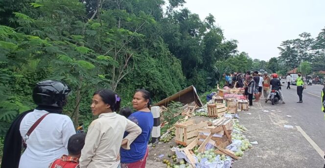 
					Sopir Mengantuk, Truk Sasak Pikap hingga Terjun Jurang