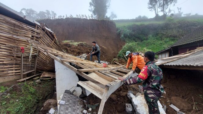 
					Tebing Setinggi 10 Meter di Sariwani Longsor, 4 Rumah Rusak