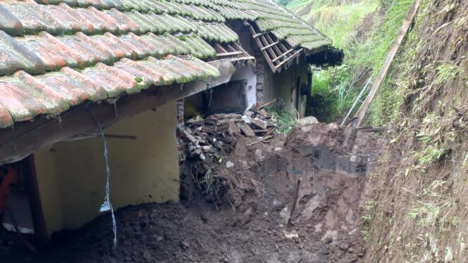 
					Diterjang Longsor, Sebuah Rumah di Desa Wonokerto Rusak