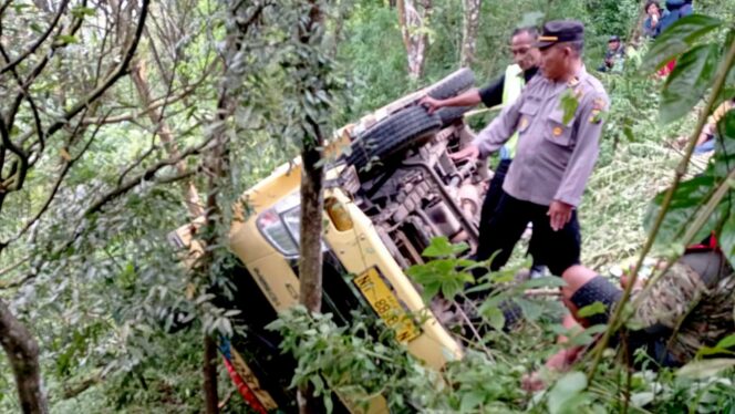 
					Jalur Sempit, Truk Muatan Konsentrat Terjun ke Jurang