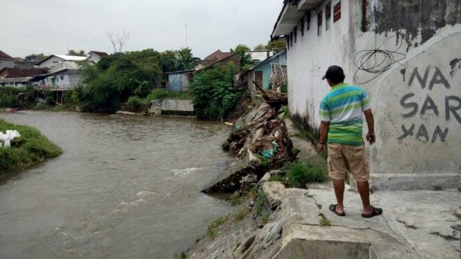 
					Tergerus Banjir, Tiga Rumah di Lumajang Nyaris Ambrol