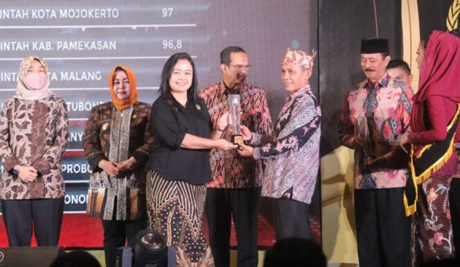 
					Dinilai Terbuka, Pemkab Lumajang Diganjar Penghargaan Infomasi Award Jatim 2022. 