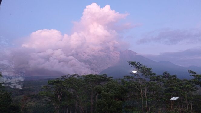 
					Tepat Setahun, Gunung Semeru Kembali Erupsi, Muntahkan Awan Panas Guguran