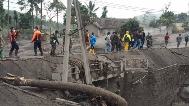 
					Baru 5 Bulan, Jembatan Kajar Kuning Ambruk Diterjang Erupsi