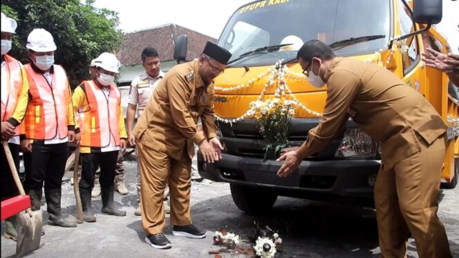 
					Percepat Perbaikan Jalan Rusak, Pemkab Probolinggo Beli Truk Alpomian