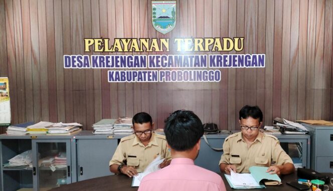 
					DIGITALISASI: Pemerintah Desa Krejengan mulai melayani administrasi kependudukan secara digital. (foto: Ali Ya'lu).