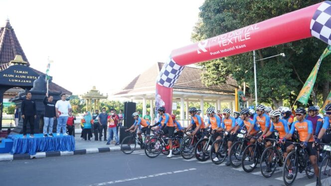 
					Event Pertama, Ratusan Pesepeda Sesaki Tour Semeru 2022 Lumajang