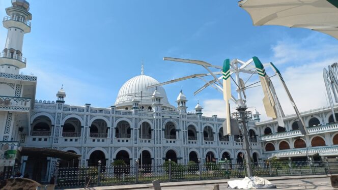 
					Baru Dipasang, Kerangka Payung Madinah di Alun-alun Kota Pasuruan Patah