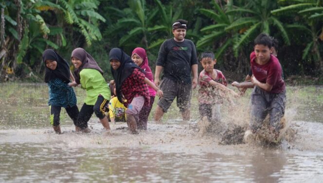 
					Melihat Keseruan Balapan Pelepah Pisang Diatas Lumpur, Seperti Apa? 