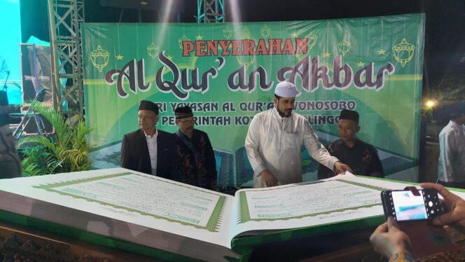 
					UNIK: Wali Kota Probolinggo memamerkan Al Qur'an Akbar yang sengaja dipesan dari Wonosobo. (foto: Hafiz Rozani).