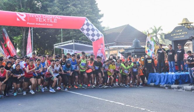 
					START: Bupati Lumajang, Thoriqul Haq, bersiap mengangkat bendera start Lumajang Half Marathon 2022. (foto: Asmadi)