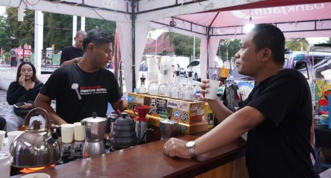 
					NIKMAT: Bupati Lumajang kenalkan budaya dan wisata daerahnya lewat kopi. (foto: Asmadi)