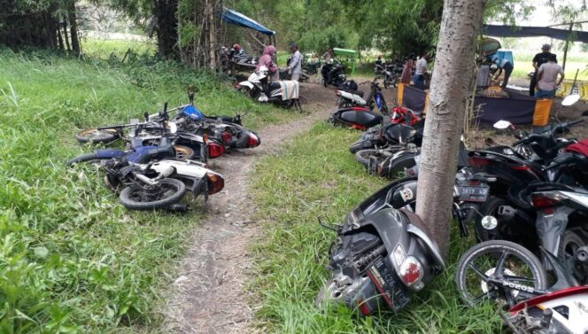 
					Polisi Gerebek Arena Judi di Lekok, Warga Berhamburan, Puluhan Motor Ditinggal 