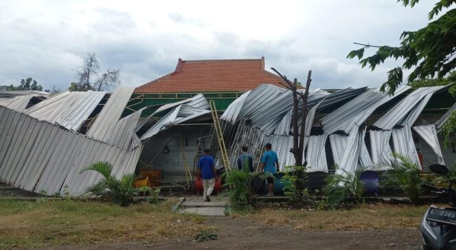 
					Diterjang Angin Kencang, Cafe BUMDes di Kejayan Porak-poranda