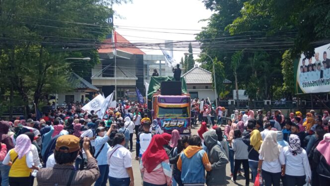 
					Gaji Tak Dibayar, Ribuan Buruh Lurug Kantor DPRD Pasuruan