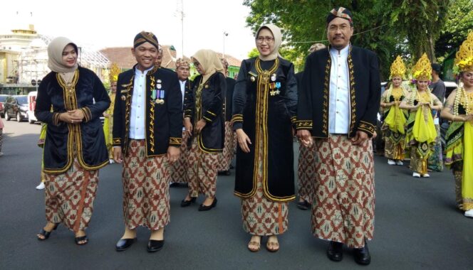 
					ELEGAN: Bupati dan Wakil Bupati Lumajang kenalkan pakaian khas saat kirab. (foto: Asmadi)