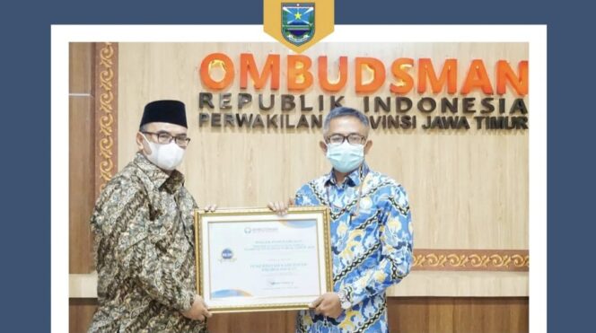 
					BERPRESTASI:  Wakil Bupati Probolinggo HA. Timbul Prihanjoko saat menerima piagam penghargaan dari Ketua Perwakilan Ombudsman Jawa Timur Agus Muttaqin, Senin (31/1/2022)