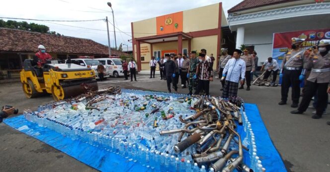 
					Polisi di Kota Pasuruan Musnahkan Ribuan Botol Miras hingga Knalpot Brong