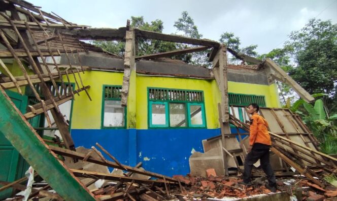 
					Brak! Dua Ruang Kelas SDN Andungsari Tiris Ambruk