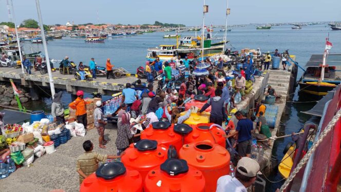 
					Forkopimda Kota Probolinggo Salurkan 14 Ton Air dan Ribuan Galon Air Mineral ke Giliketapang